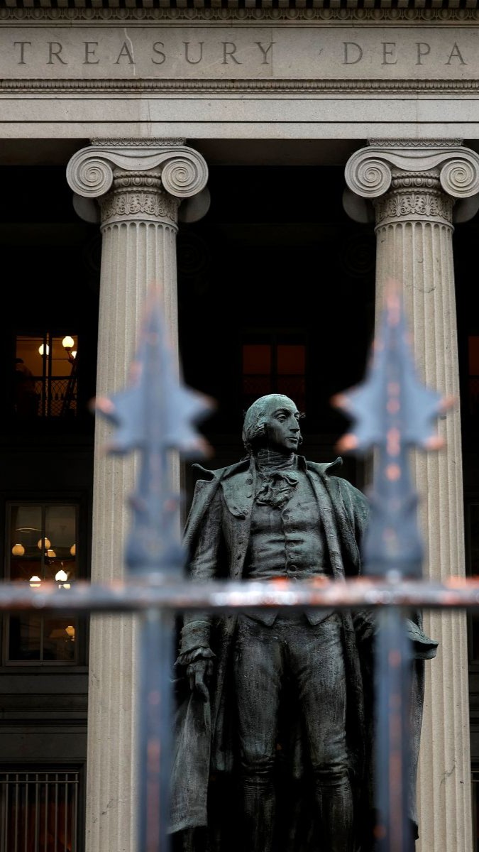 Statue of Alexander Hamilton outside the U.S. Department of Treasury building